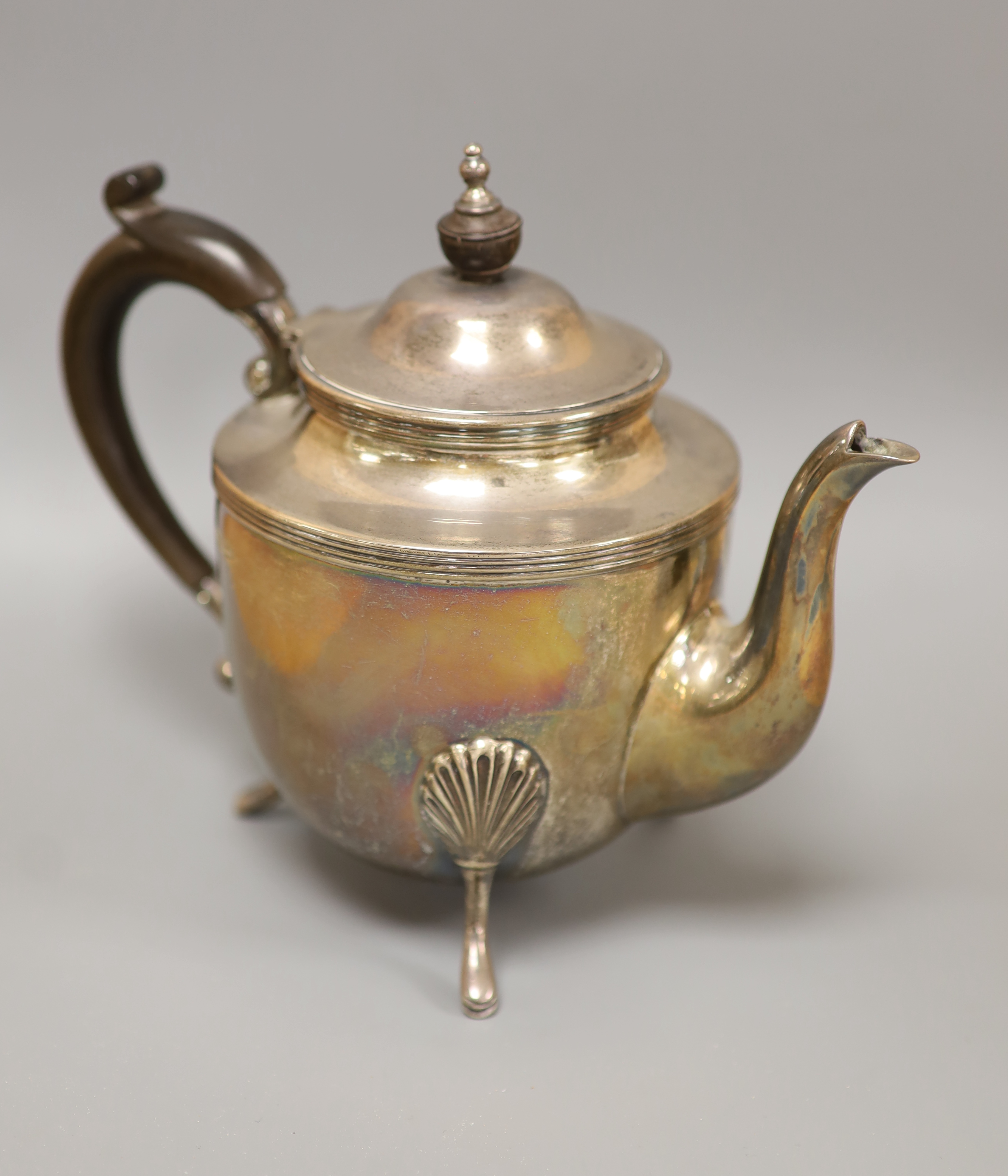 A circular silver teapot on three feet, Sheffield 1900, gross 16.5oz